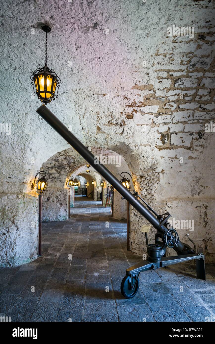 Portugal, Azoren, Sao Miguel, Ponta Delgada, Forte Sao Bras fort, Military Museum, 106 mm M40 recoiless Gewehr Stockfoto