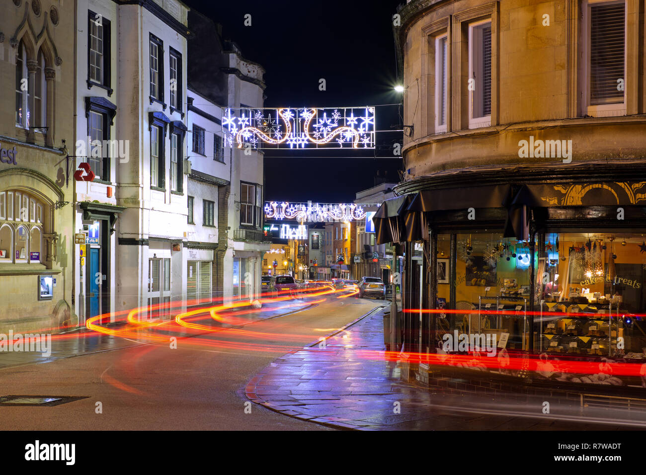 Abend geschossen von Brunnen mit Licht- und Weihnachtsbeleuchtung. Wells, Somerset, Großbritannien Stockfoto