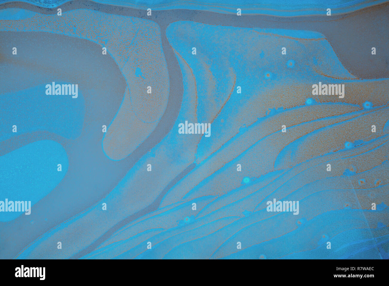 Natürliche abstrakte Muster auf einer gefrorenen Pfütze. Natur Hintergrund. Stockfoto