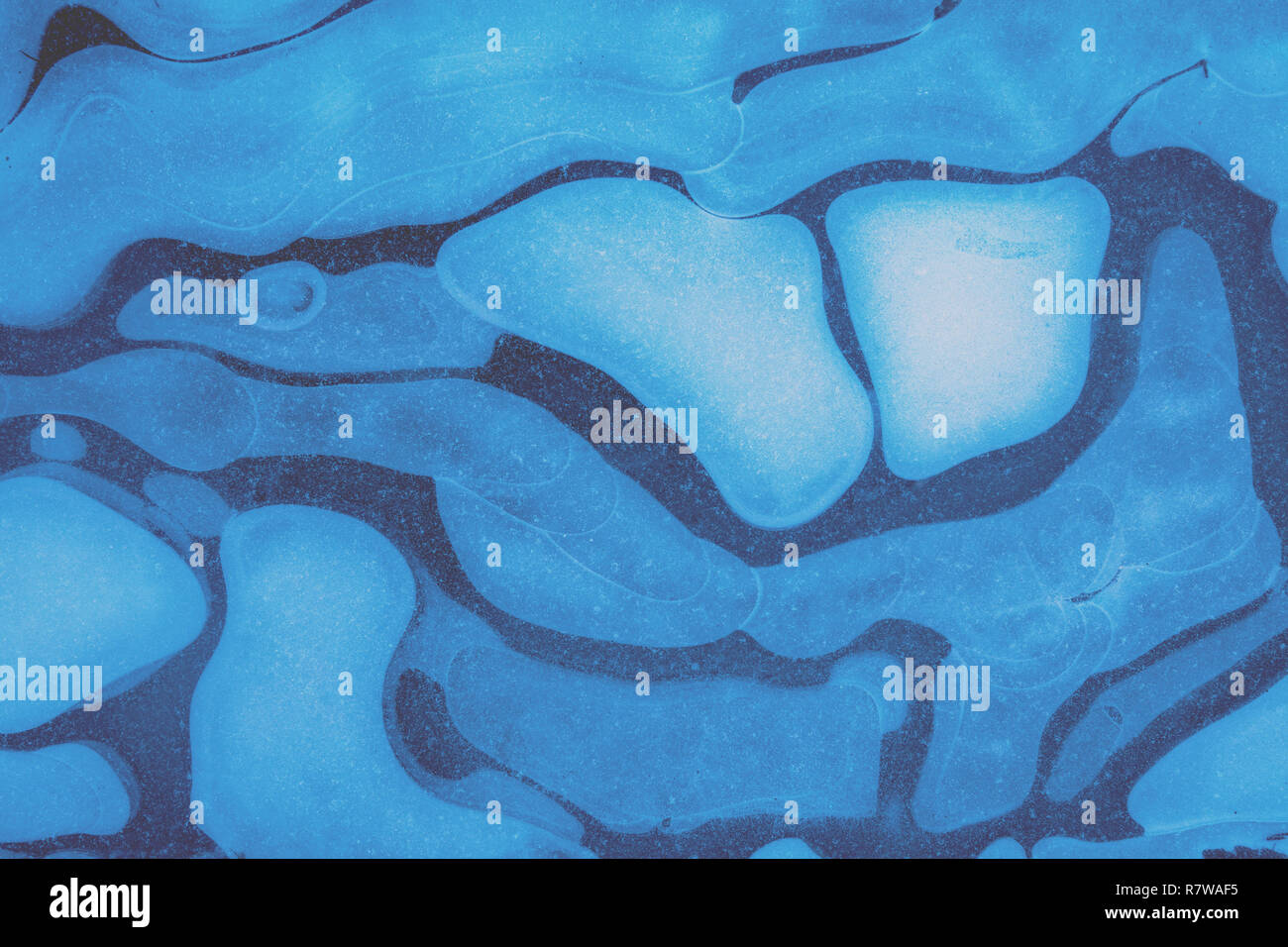 Natürliche abstrakte Muster auf einer gefrorenen Pfütze. Natur Hintergrund Stockfoto