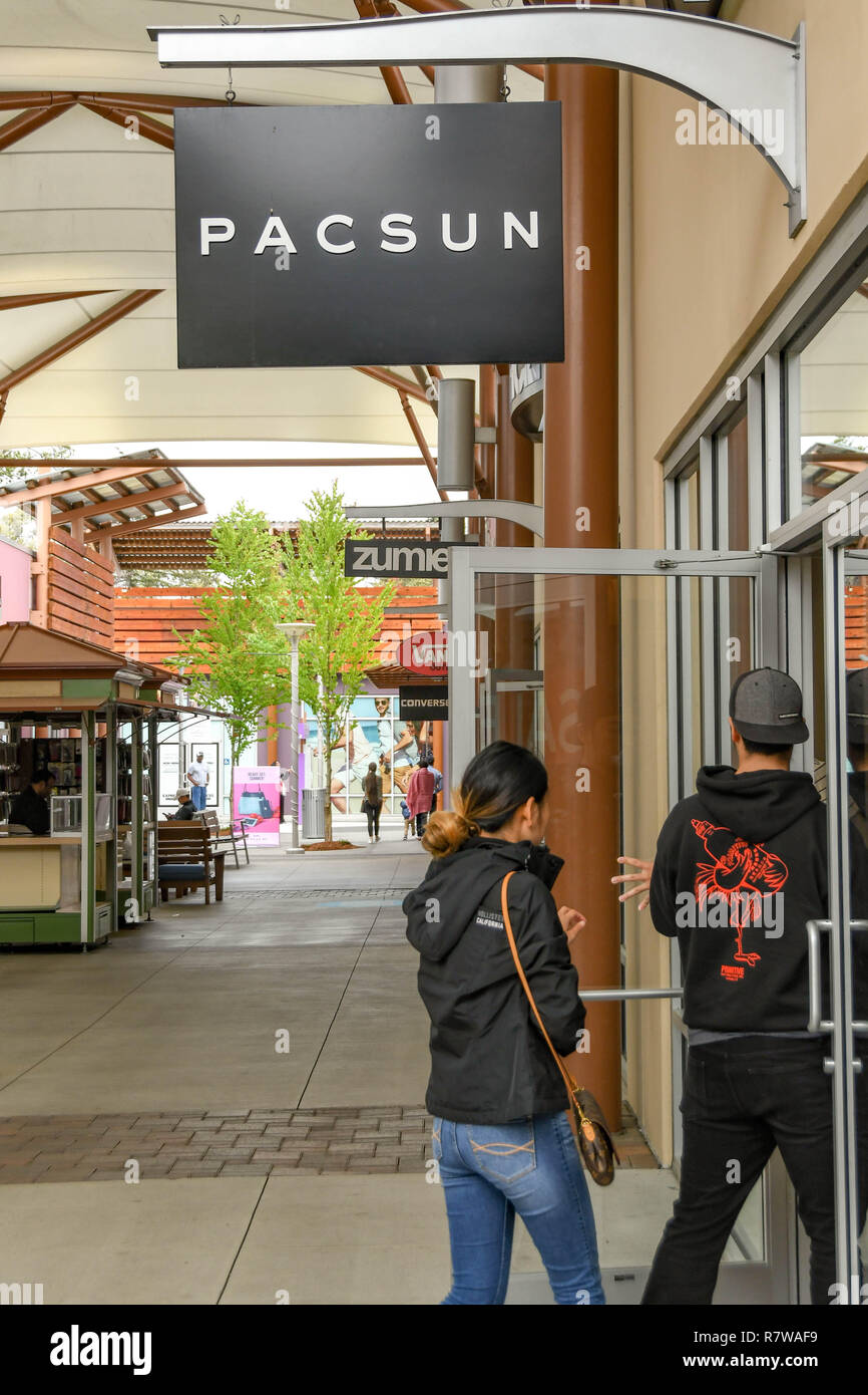 SEATTLE, WA, USA - Juni 2018: Zwei Jugendliche, die Pacsun Store im Premium Outlet Shopping Mall in der Nähe von Seattle. Stockfoto