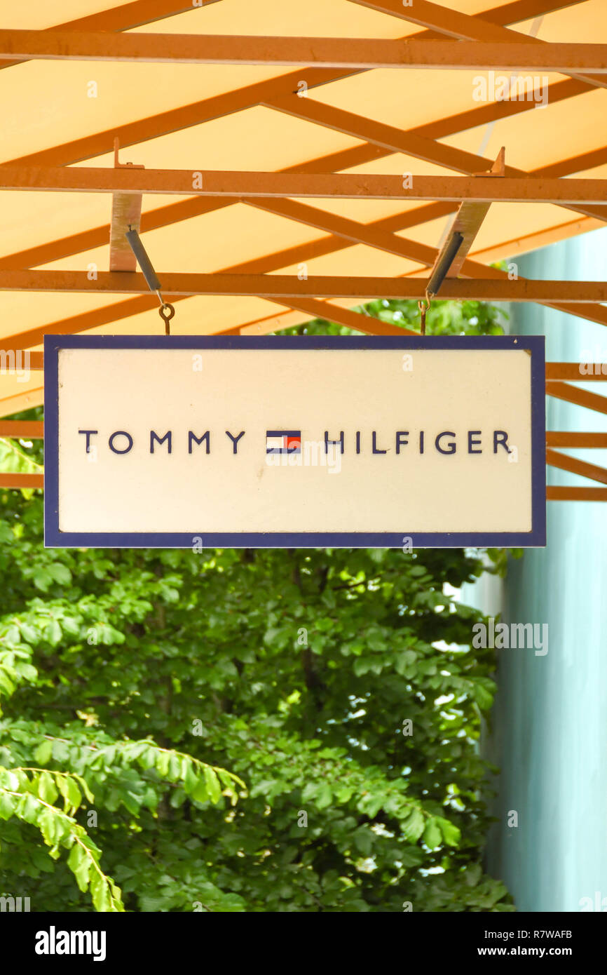 SEATTLE, WA, USA - JUNI 2018: Nahaufnahme der Zeichen außerhalb der Tommy  Hilfiger Store im Premium Outlet Shopping Mall in der Nähe von Seattle  Stockfotografie - Alamy