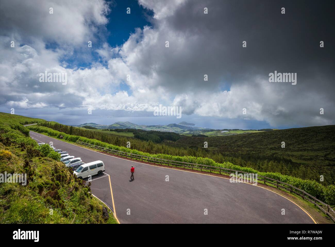 Portugal, Azoren, Faial Island, Cabeco Gordo, Blick nach Pico Island von der Caldera rim Stockfoto