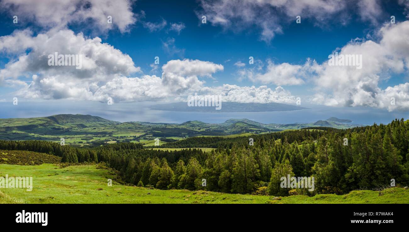 Portugal, Azoren, Faial Island, Cabeco Gordo, Blick nach Pico Island von der Caldera rim Stockfoto