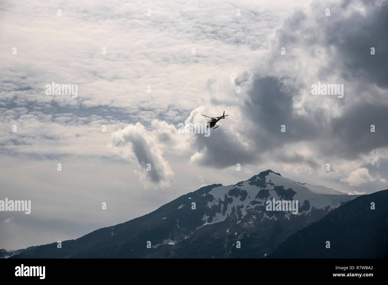Hubschrauber über Berge, Skagway, Alaska, Klondike Gold Rush National Historical Park, USA Stockfoto