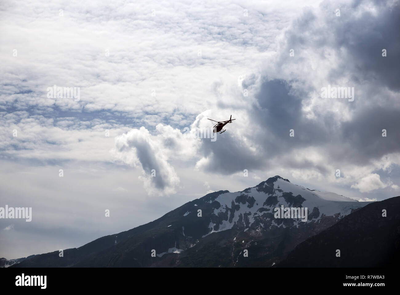 Hubschrauber über Berge, Skagway, Alaska, Klondike Gold Rush National Historical Park, USA Stockfoto