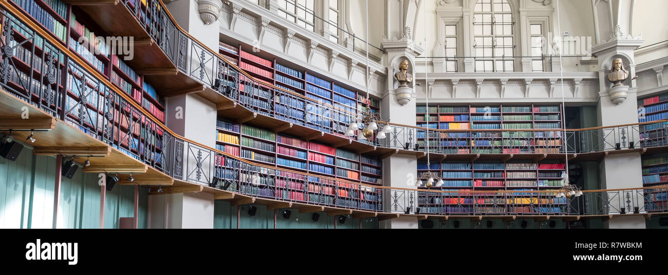 Panorama der Innenraum des historischen Octagon Bibliothek an der Queen Mary, University of London, Großbritannien Mile End. Bunte Leder gebunden Bücher die Regale. Stockfoto