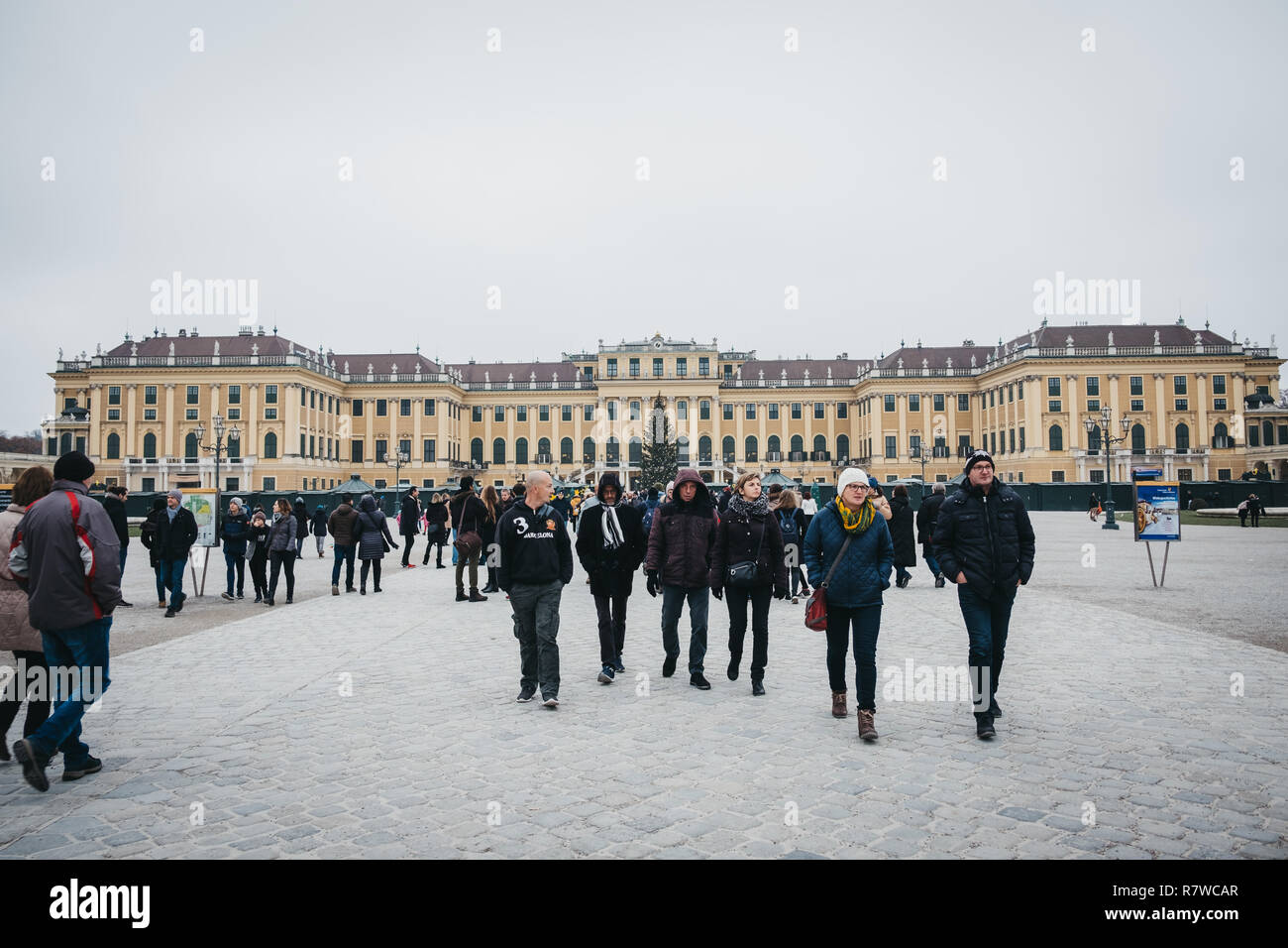 Wien, Österreich - November 25, 2018: die Menschen zu Fuß außerhalb Weihnachten und Neujahr Markt in Schönbrunn, eines der wichtigsten architectu Stockfoto