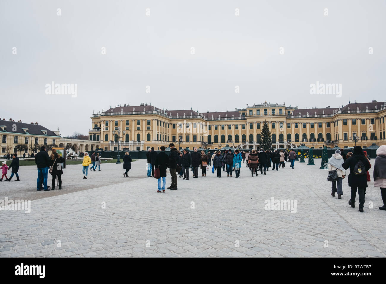 Wien, Österreich - November 25, 2018: die Menschen zu Fuß außerhalb Weihnachten und Neujahr Markt in Schönbrunn, eines der wichtigsten architectu Stockfoto