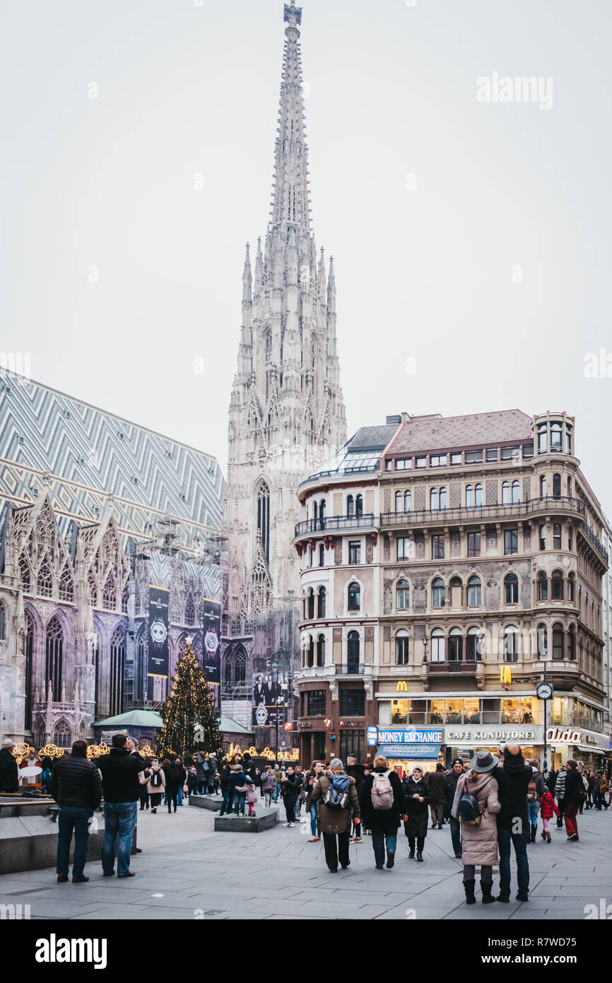 Wien, Österreich - November 24, 2018: die Menschen zu Fuß am Stephansplatz vor St. Stephens Cathedral, die wichtigsten religiösen Gebäude in Vien Stockfoto