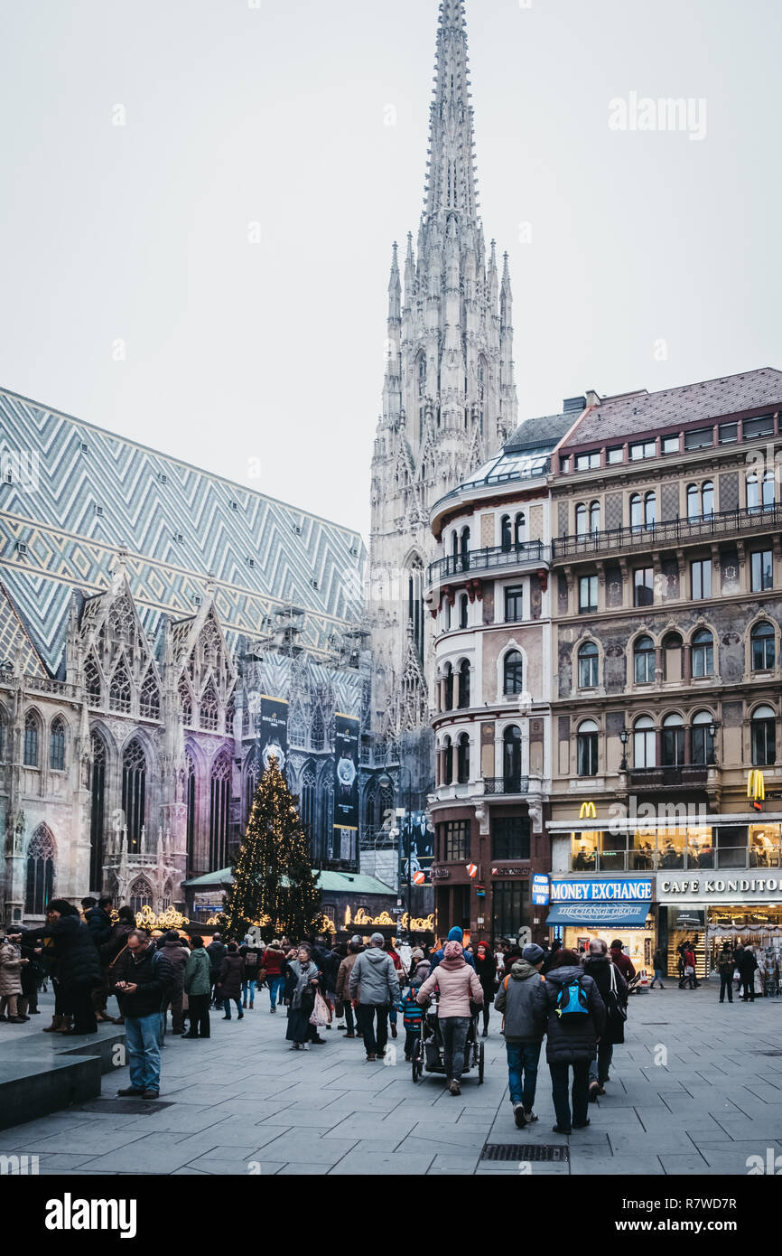 Wien, Österreich - November 24, 2018: die Menschen zu Fuß am Stephansplatz vor St. Stephens Cathedral, die wichtigsten religiösen Gebäude in Vien Stockfoto