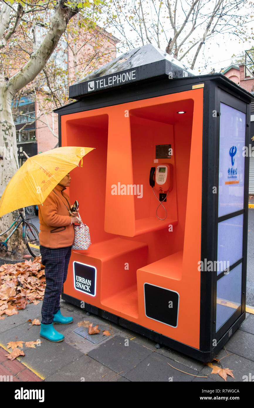 Shanghai, Shanghai, China. 11 Dez, 2018. Shanghai, China - Die aktualisierte Telefonzellen mit mehr Services können auf der Straße in Shanghai, China, gesehen werden. Die Telefonzellen bietet Services von Handy aufladen und Wlan für Benutzer. Credit: SIPA Asien/ZUMA Draht/Alamy leben Nachrichten Stockfoto