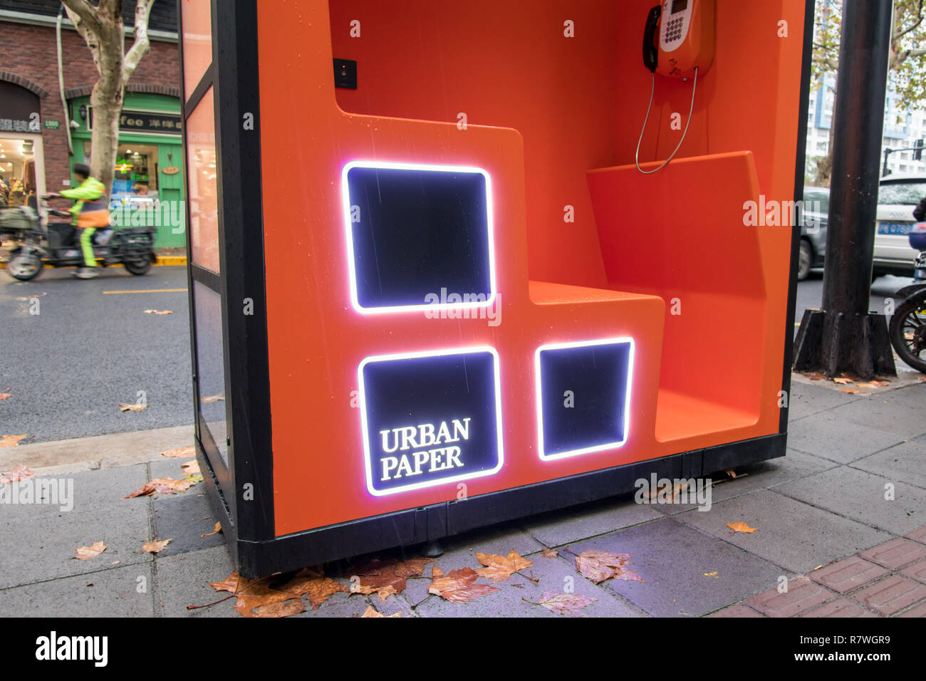 Shanghai, Shanghai, China. 11 Dez, 2018. Shanghai, China - Die aktualisierte Telefonzellen mit mehr Services können auf der Straße in Shanghai, China, gesehen werden. Die Telefonzellen bietet Services von Handy aufladen und Wlan für Benutzer. Credit: SIPA Asien/ZUMA Draht/Alamy leben Nachrichten Stockfoto