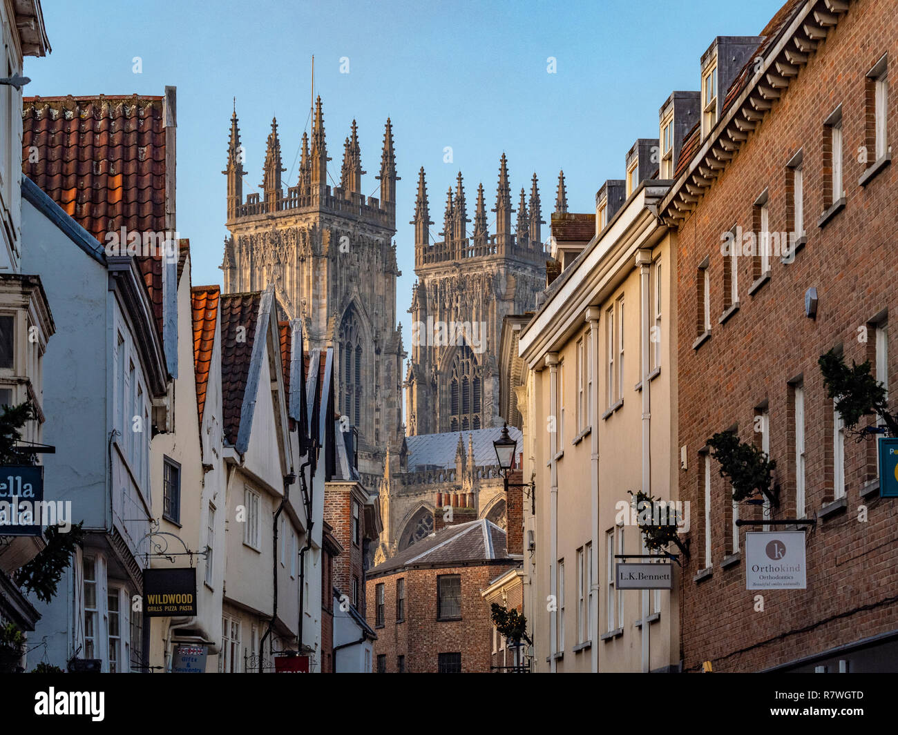 York, UK. 11. Dezember, 2018. Der Weihnachtsmarkt in der Innenstadt von York wurde ein Opfer des eigenen Erfolges mit Beschwerden der Überbelegung aber das York Minster noch zieht Massen in die Stadt jedes Jahr im Dezember geworden. Foto Bailey-Cooper Fotografie/Alamy leben Nachrichten Stockfoto