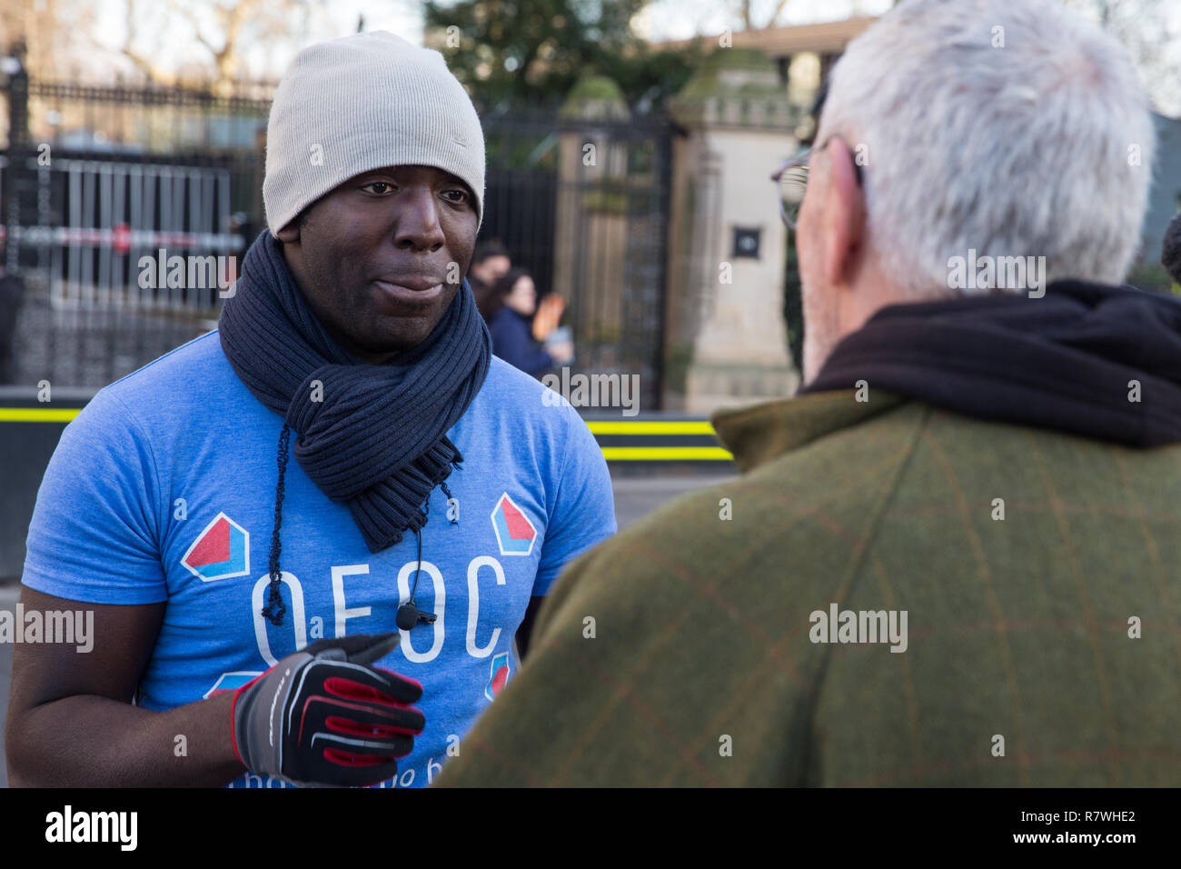 London, Großbritannien. 11. Dezember, 2018. Femi Oluwole unserer Zukunft unserer Wahl (OFOC) spricht mit pro-Brexit Aktivistinnen außerhalb des Parlaments mit dem Tag ein, an dem die Abstimmung wurde ursprünglich auf Abschluss eines House of Commons Debatte über den Gesetzentwurf der Bundesregierung Brexit Rückzug Abkommen geplant worden zu sein. Credit: Mark Kerrison/Alamy leben Nachrichten Stockfoto