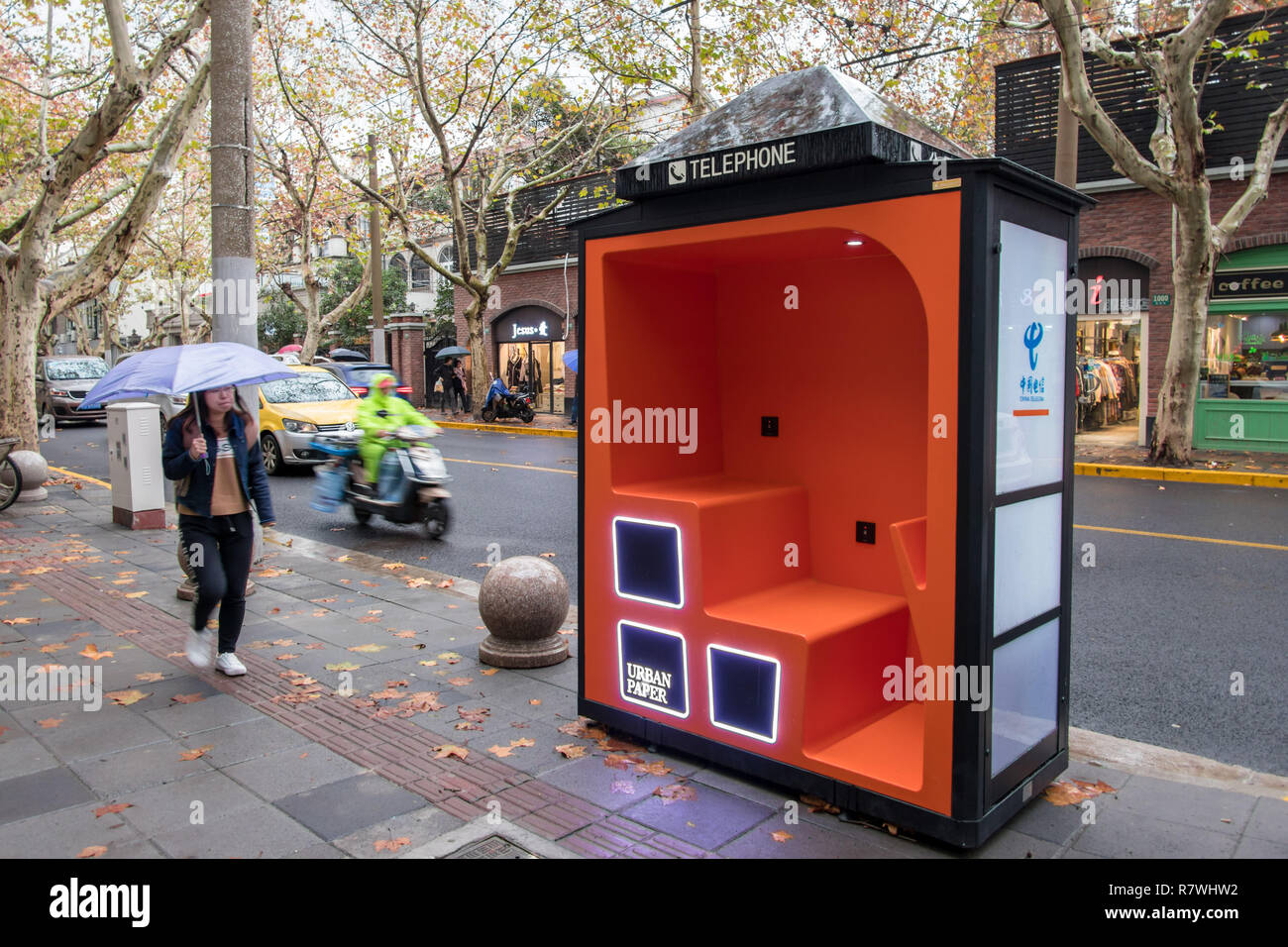 Shanghai, Shanghai, China. 11 Dez, 2018. Shanghai, China - Die aktualisierte Telefonzellen mit mehr Services können auf der Straße in Shanghai, China, gesehen werden. Die Telefonzellen bietet Services von Handy aufladen und Wlan für Benutzer. Credit: SIPA Asien/ZUMA Draht/Alamy leben Nachrichten Stockfoto