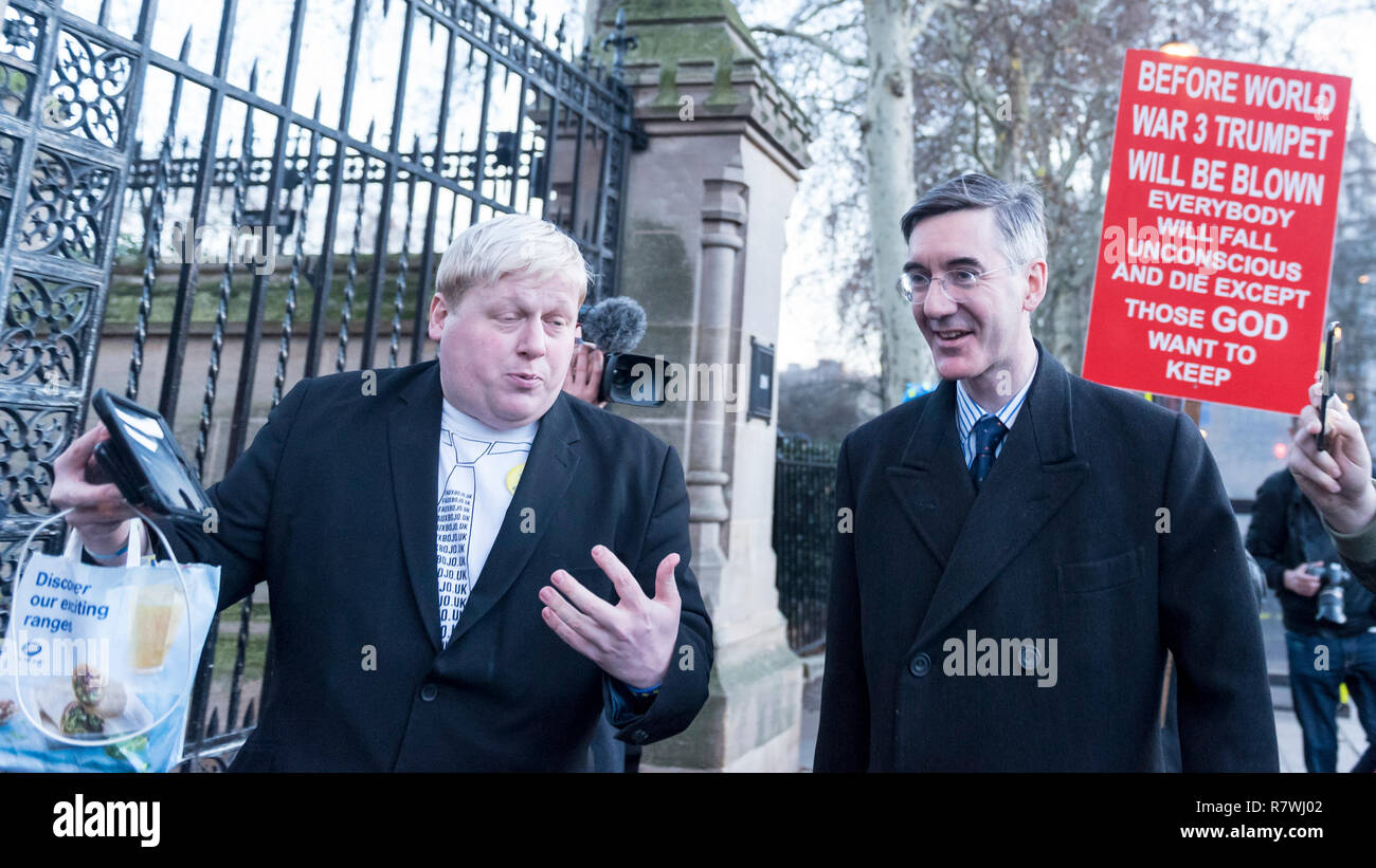 London, Großbritannien. 11. Dezember 2018. Zeichnete Galdron, Boris Johnson look-alike, Versuche mit Pro-Brexiteer Jakob Rees-Mogg, MP für North East Somerset, in Westminster zu unterhalten. Theresa May, Premierminister, tourt durch europäische Hauptstädte, um zu versuchen, die Brexit Abkommen mit der Europäischen Union zu verhandeln Nach dem heutigen sinnvolle Abstimmung durch die MP's aufgeschoben wurde. Credit: Stephen Chung/Alamy leben Nachrichten Stockfoto