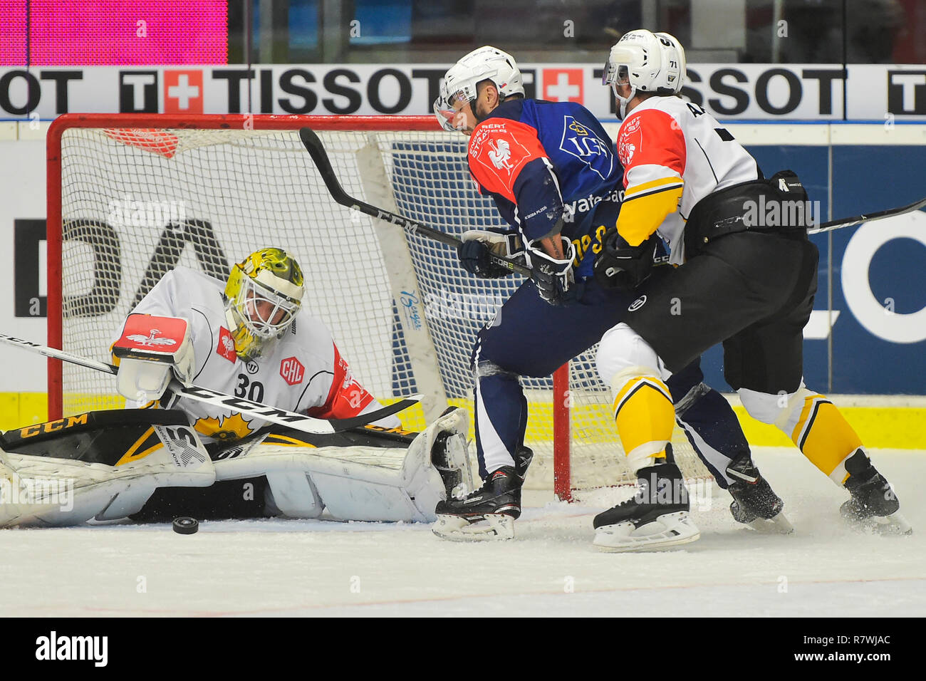 Pilsen, Tschechische Republik. 11 Dez, 2018. L-R Torwart Gustaf Lindvall (Bern), Mailand Gulas (Pilsen) und Juhamatti Aaltonen (Bern), die in Aktion während der Eishockey Champions League Playoff Viertelfinale Rückspiel Spiel HC Skoda Plzen Skelleftea AIK, in Pilsen, Tschechische Republik, am Dienstag, 11. Dezember 2018 vs. Credit: Miroslav Chaloupka/CTK Photo/Alamy leben Nachrichten Stockfoto