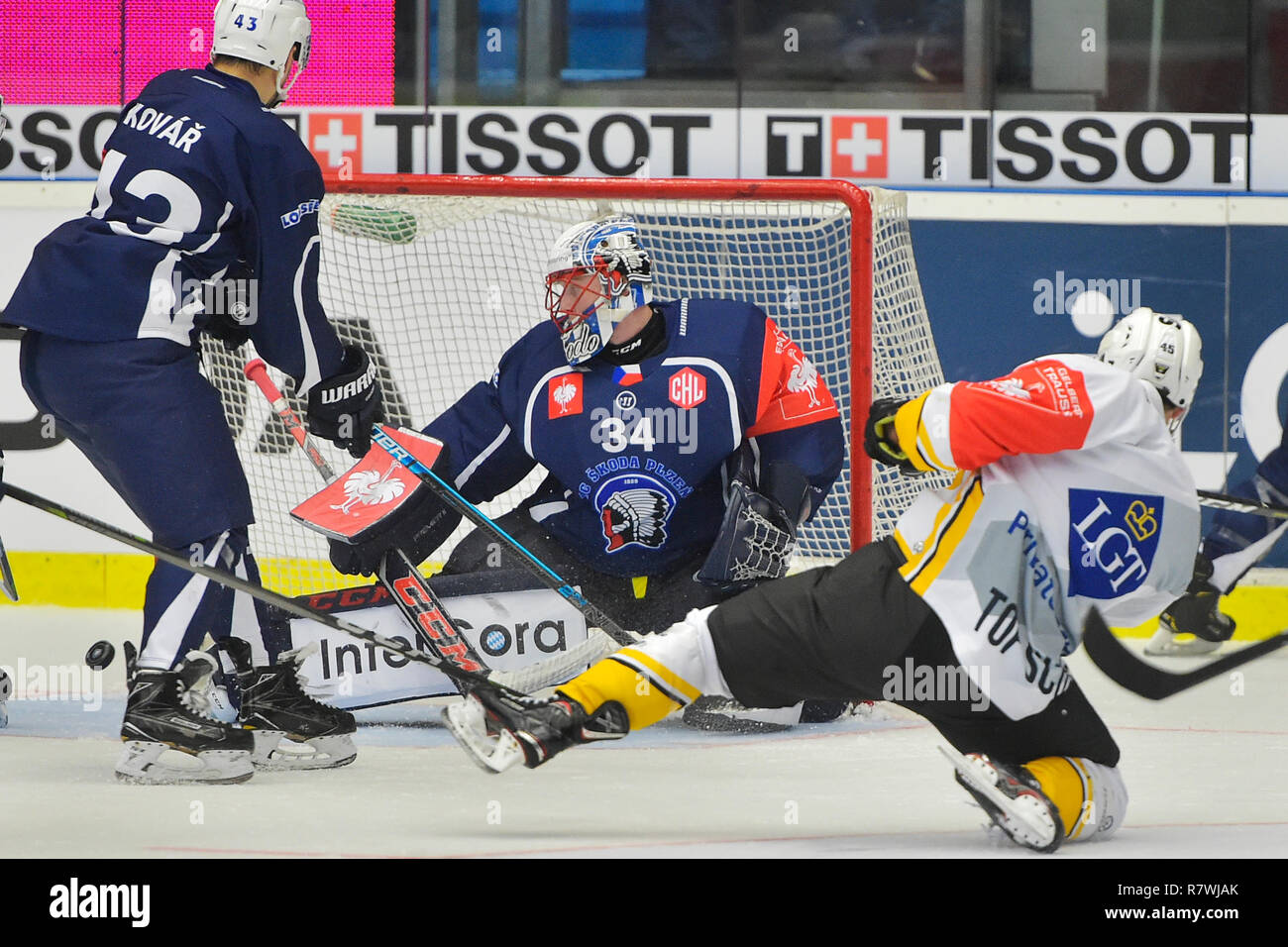 Pilsen, Tschechische Republik. 11 Dez, 2018. L-R Jan Kovar und Torwart Dominik Frodl (Pilsen) und Oscar Moller (Bern), die in Aktion während der Eishockey Champions League Playoff Viertelfinale Rückspiel Spiel HC Skoda Plzen Skelleftea AIK, in Pilsen, Tschechische Republik, am Dienstag, 11. Dezember 2018 vs. Credit: Miroslav Chaloupka/CTK Photo/Alamy leben Nachrichten Stockfoto