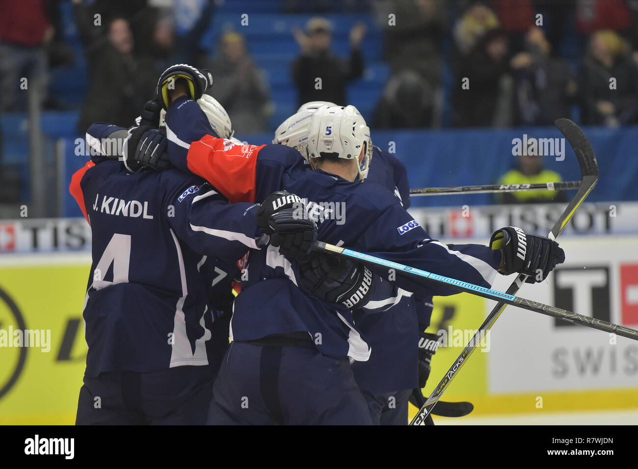 Pilsen, Tschechische Republik. 11 Dez, 2018. Pilsen Spieler feiern Ziel im Eishockey Champions League Playoff Viertelfinale Rückspiel Spiel HC Skoda Plzen Skelleftea AIK, in Pilsen, Tschechische Republik, am Dienstag, 11. Dezember 2018 vs. Credit: Miroslav Chaloupka/CTK Photo/Alamy leben Nachrichten Stockfoto