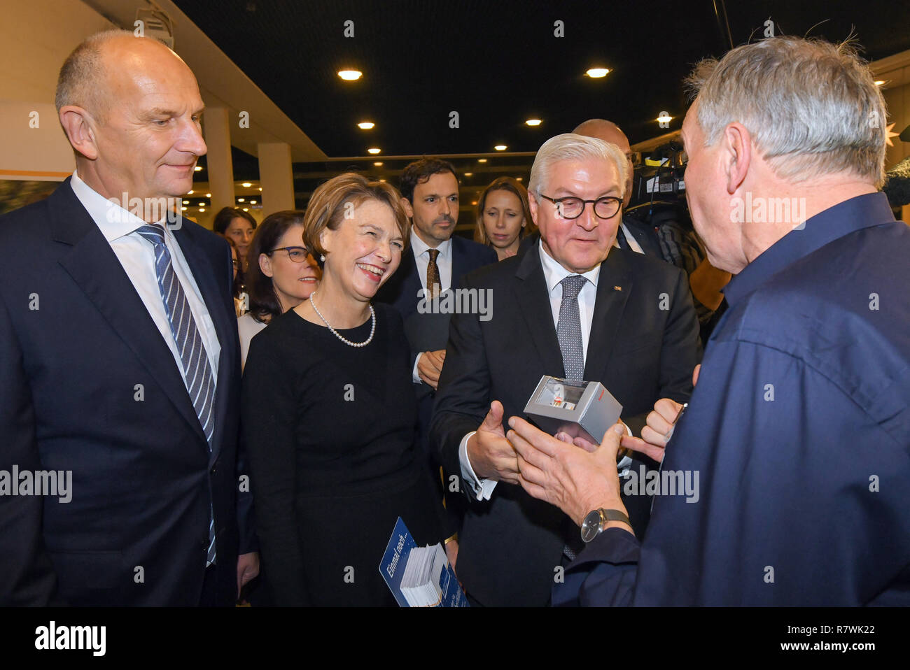 11. Dezember 2018, Brandenburg, Cottbus: Dietmar Woidke (SPD), Ministerpräsident des Landes Brandenburg, Dr. Frank-Walter Steinmeier, der Bundespräsident und seine Frau Elke Büdenbender, sprechen Sie mit Jürgen Haase (r.), Geschäftsführer des Landesverbandes Brandenburg der Arbeiter Samariter Bund (ASB) in der Stadthalle anlässlich des Bundespräsidenten Benefizkonzert Serie. Am Abend den Film 'Drei Haselnüsse für Aschenbrödel' mit live Begleitung durch das Deutsche Filmorchester Babelsberg gezeigt wird. Das Geld aus dem Verkauf geht an die Arbeiter-Samarite Stockfoto