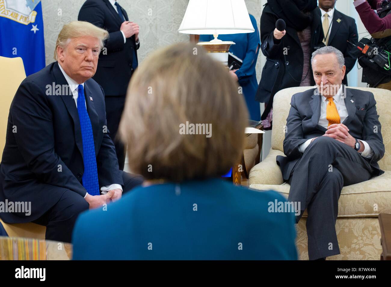 Washington, DC, USA. 11 Dez, 2018. US-Präsident Donald J. Trumpf (L) trifft sich mit uns House Speaker designierte Nancy Pelosi (C) und die US-Senat Minderheit Leader Chuck Schumer (R), im Oval Office des Weißen Hauses in Washington, DC, USA, 11. Dezember 2018. Trump, Pelosi und Schumer hatte eine Meinungsverschiedenheit über Grenz- und Herunterfahren der Regierung. Quelle: Michael Reynolds/Pool über CNP | Verwendung der weltweiten Kredit: dpa/Alamy leben Nachrichten Stockfoto