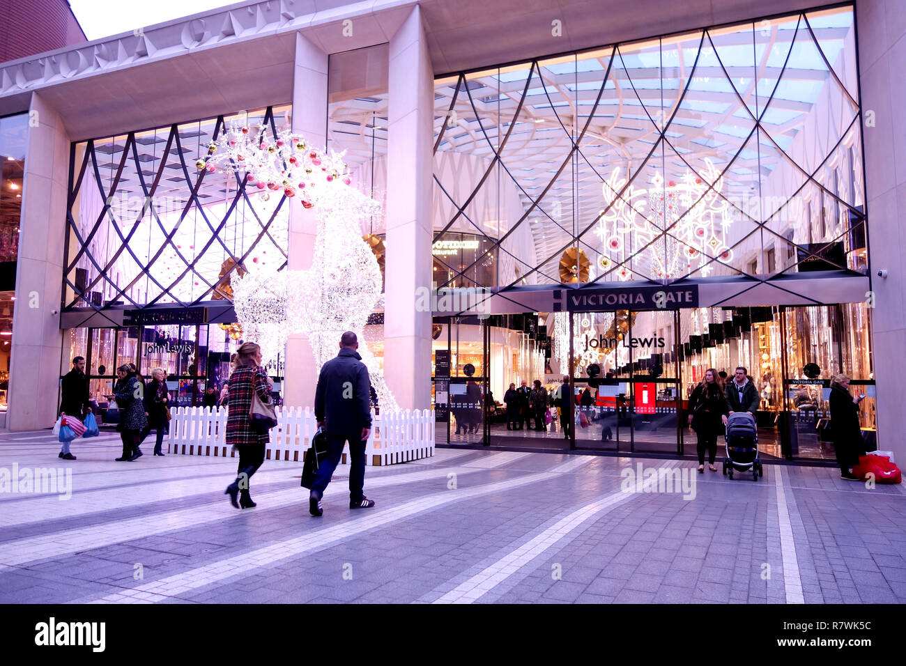 Leeds, Großbritannien. 11. Dezember 2018 - Leeds, Großbritannien. Am späten Nachmittag Shopper in Leeds wurden mit einer Reihe von Weihnachtsbeleuchtung met. Außerhalb Victoria Gate Käufer wurden besonders mit einem riesigen beleuchteten rentieren. Credit: Drew Gardner/Alamy leben Nachrichten Stockfoto