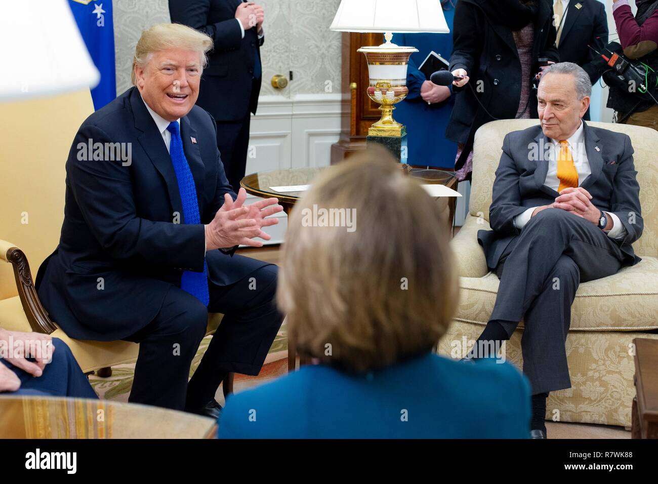 Washington, DC, USA. 11 Dez, 2018. US-Präsident Donald J. Trumpf (L) trifft sich mit uns House Speaker designierte Nancy Pelosi (C) und die US-Senat Minderheit Leader Chuck Schumer (R), im Oval Office des Weißen Hauses in Washington, DC, USA, 11. Dezember 2018. Trump, Pelosi und Schumer hatte eine Meinungsverschiedenheit über Grenz- und Herunterfahren der Regierung. Quelle: Michael Reynolds/Pool über CNP | Verwendung der weltweiten Kredit: dpa/Alamy leben Nachrichten Stockfoto