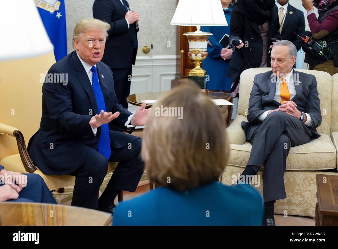 Washington, DC, USA. 11 Dez, 2018. US-Präsident Donald J. Trumpf (L) trifft sich mit uns House Speaker designierte Nancy Pelosi (C) und die US-Senat Minderheit Leader Chuck Schumer (R), im Oval Office des Weißen Hauses in Washington, DC, USA, 11. Dezember 2018. Trump, Pelosi und Schumer hatte eine Meinungsverschiedenheit über Grenz- und Herunterfahren der Regierung. Quelle: Michael Reynolds/Pool über CNP | Verwendung der weltweiten Kredit: dpa/Alamy leben Nachrichten Stockfoto