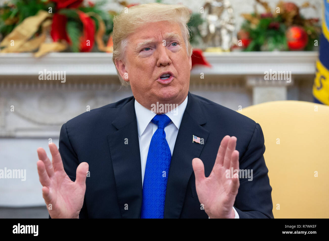 US-Präsident Donald J. Trumpf trifft sich mit uns Sprecher des Repräsentantenhauses Nancy Pelosi und designierten US-Senat Minderheit Leader Chuck Schumer, im Oval Office des Weißen Hauses in Washington, DC, USA, 11. Dezember 2018. Trump, Pelosi und Schumer hatte eine Meinungsverschiedenheit über Grenz- und Herunterfahren der Regierung. Quelle: Michael Reynolds/Pool über CNP/MediaPunch Stockfoto