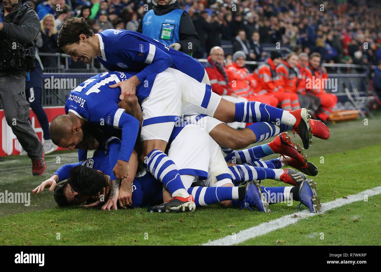 Schalke, Deutschland. 11 Dez, 2018. firo Fußball, 11.12.2018 Champions League FC Schalke 04 - Lokomotive Moskau Jubel, jubilationtarube für Ziel guard Alessandro Schopf auf Ahmed Kutucu, Stambouli | Verwendung der weltweiten Kredit: dpa/Alamy leben Nachrichten Stockfoto