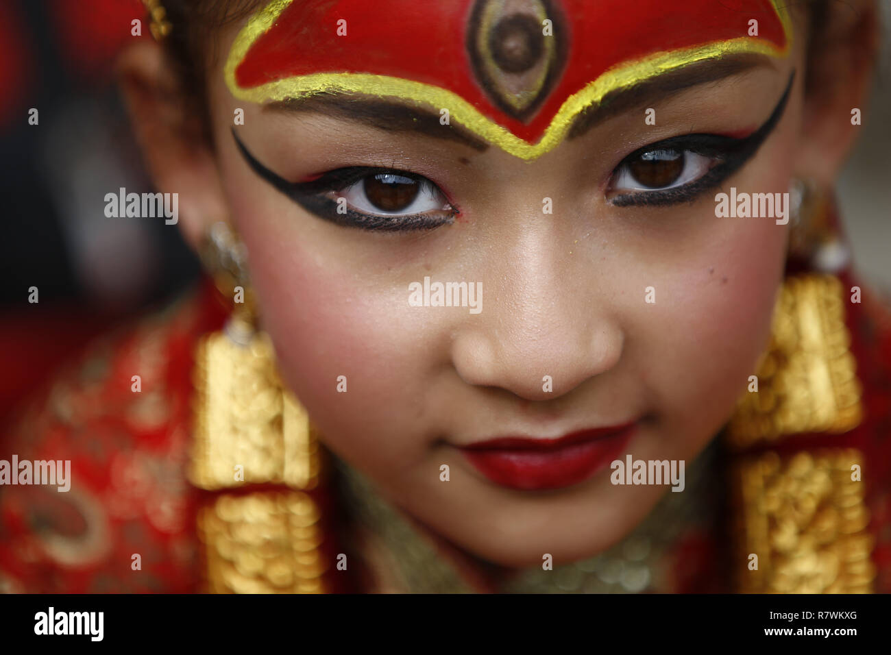 Kathmandu, Nepal. 22 Sep, 2018. Ein Mädchen geschmückt als lebende Göttin während der kumari Puja Gebet Rituale in Kathmandu aussieht. Hunderte von jungen Mädchen im Alter von neun Jahren um den Tempel versammelt Anbetung für Glück zu bieten, Schutz vom Bösen und von Krankheiten verhindern. Credit: Skanda Gautam/ZUMA Draht/Alamy leben Nachrichten Stockfoto