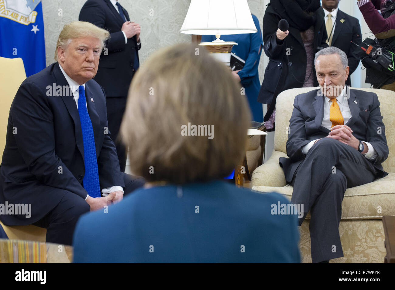 Dezember 11, 2018 - Washington, District of Columbia, USA US-Präsident Donald J. Trumpf (L) trifft sich mit uns Haus Lautsprecher - Nancy Pelosi benennen (C) und die US-Senat Minderheit Leader Chuck Schumer (R), im Oval Office des Weißen Hauses in Washington, DC, USA, 11. Dezember 2018. Trump, Pelosi und Schumer hatte eine Meinungsverschiedenheit über Grenz- und Herunterfahren der Regierung (Bild: © Michael Reynolds/CNP über ZUMA Draht) Stockfoto