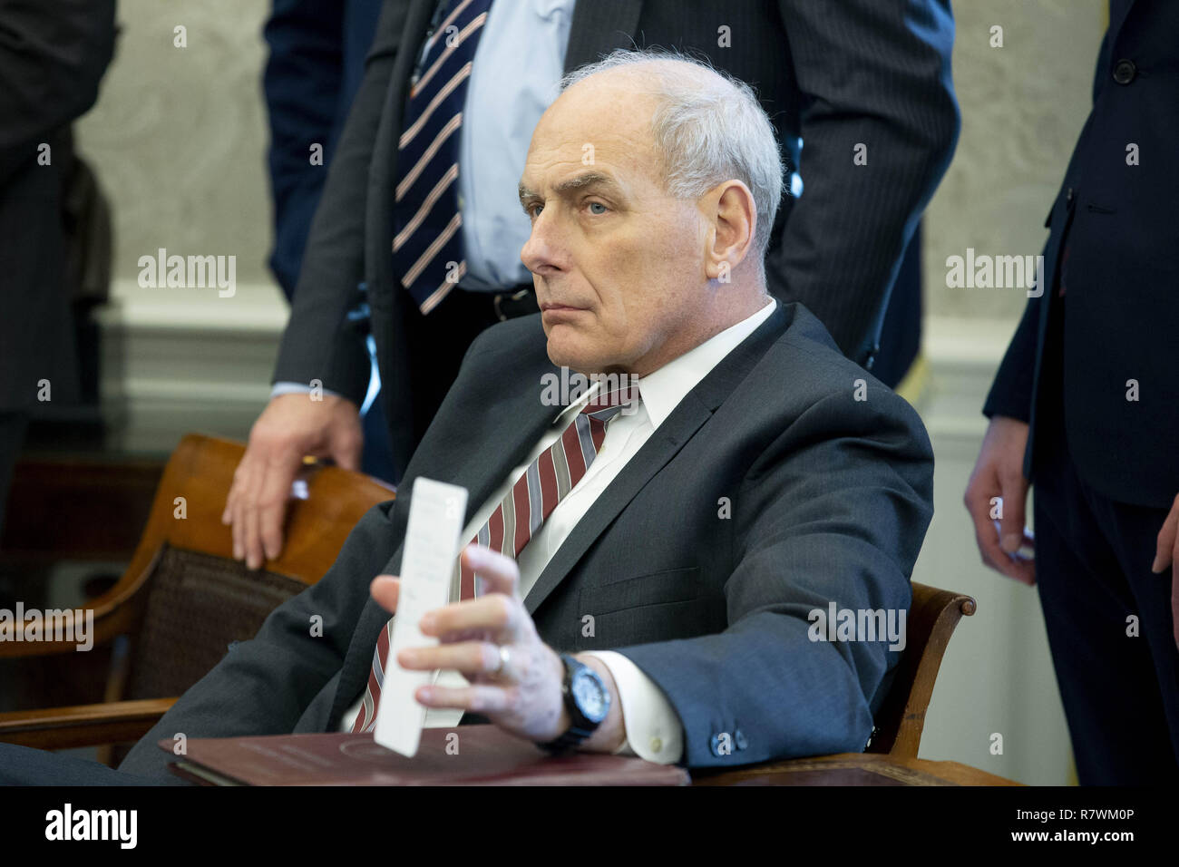 Dezember 11, 2018 - Washington, District of Columbia, USA-Stabschef im Weißen Haus John Kelly nimmt an einem Treffen zwischen US-Präsident Donald J. Trumpf und uns Sprecher des Repräsentantenhauses Nancy Pelosi und designierten US-Senat Minderheit Leader Chuck Schumer, im Oval Office des Weißen Hauses in Washington, DC, USA, 11. Dezember 2018. Trump, Pelosi und Schumer hatte eine Meinungsverschiedenheit über Grenz- und Herunterfahren der Regierung (Bild: © Michael Reynolds/CNP über ZUMA Draht) Stockfoto