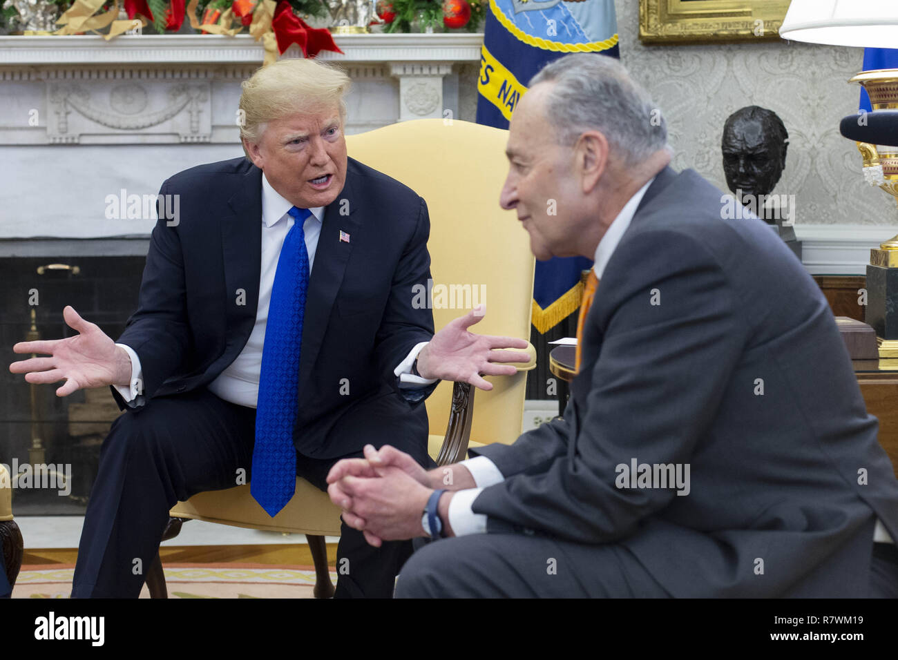 Dezember 11, 2018 - Washington, District of Columbia, USA US-Präsident Donald J. Trumpf (L) listerns US-Senat Minderheit Leader Chuck Schumer (R) Exchange Worte bei einem Treffen, die uns House Speaker designierte Nancy Pelosi (nicht dargestellt), im Oval Office des Weißen Hauses in Washington, DC, USA, 11. Dezember 2018 enthalten. Trump, Pelosi und Schumer hatte eine Meinungsverschiedenheit über Grenz- und Herunterfahren der Regierung (Bild: © Michael Reynolds/CNP über ZUMA Draht) Stockfoto