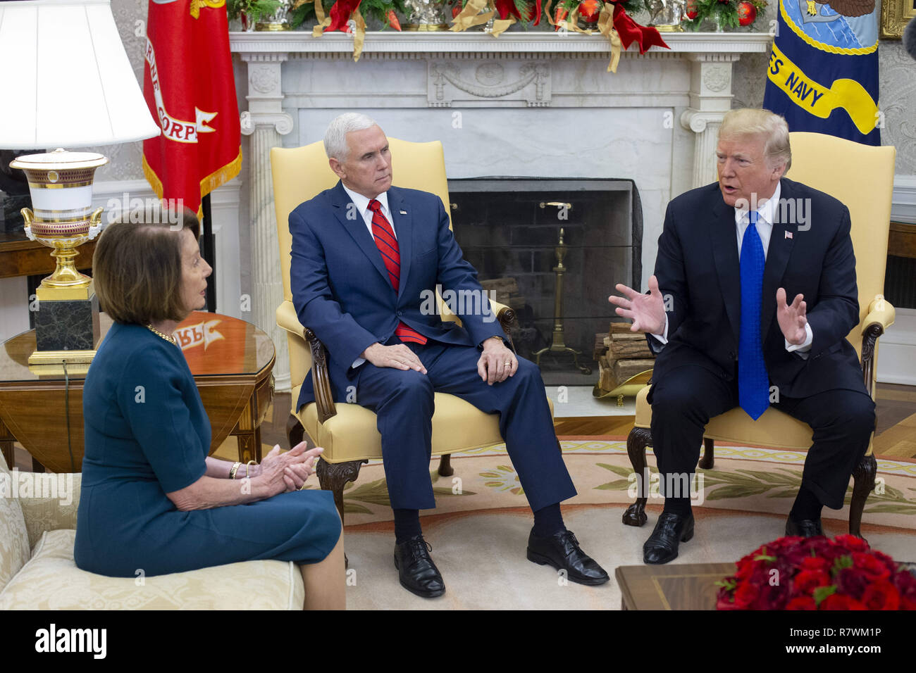 Dezember 11, 2018 - Washington, District of Columbia, USA US-Präsident Donald J. Trumpf (R) und US Vice President Mike Pence (L) Treffen mit uns House Speaker designierte Nancy Pelosi (L) und das US-Senat Minderheit Leader Chuck Schumer (nicht dargestellt), im Oval Office des Weißen Hauses in Washington, DC, USA, 11. Dezember 2018. Trump, Pelosi und Schumer hatte eine Meinungsverschiedenheit über Grenz- und Herunterfahren der Regierung (Bild: © Michael Reynolds/CNP über ZUMA Draht) Stockfoto