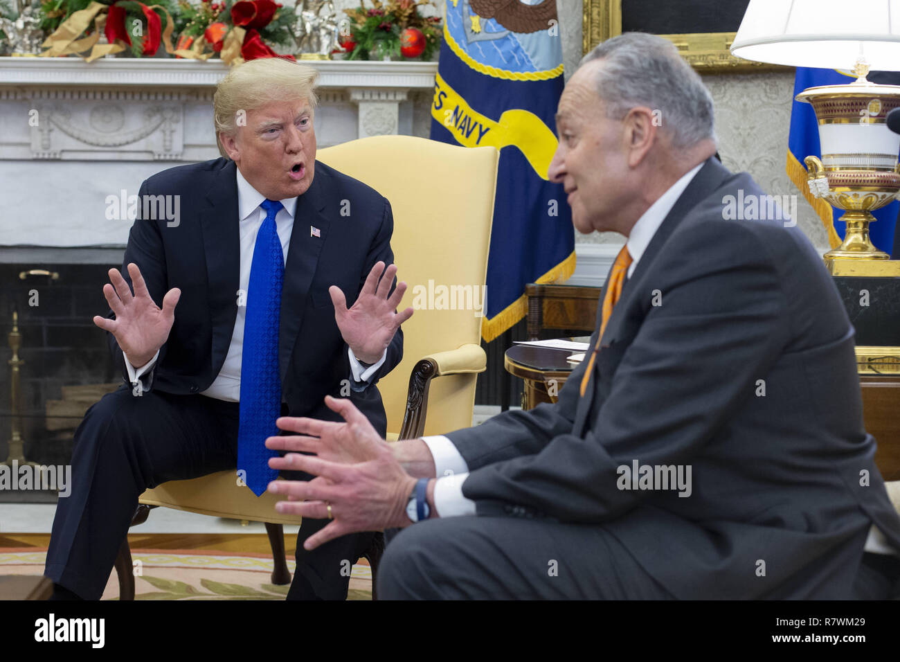 Dezember 11, 2018 - Washington, District of Columbia, USA US-Präsident Donald J. Trumpf (L) listerns US-Senat Minderheit Leader Chuck Schumer (R) Exchange Worte bei einem Treffen, die uns House Speaker designierte Nancy Pelosi (nicht dargestellt), im Oval Office des Weißen Hauses in Washington, DC, USA, 11. Dezember 2018 enthalten. Trump, Pelosi und Schumer hatte eine Meinungsverschiedenheit über Grenz- und Herunterfahren der Regierung (Bild: © Michael Reynolds/CNP über ZUMA Draht) Stockfoto