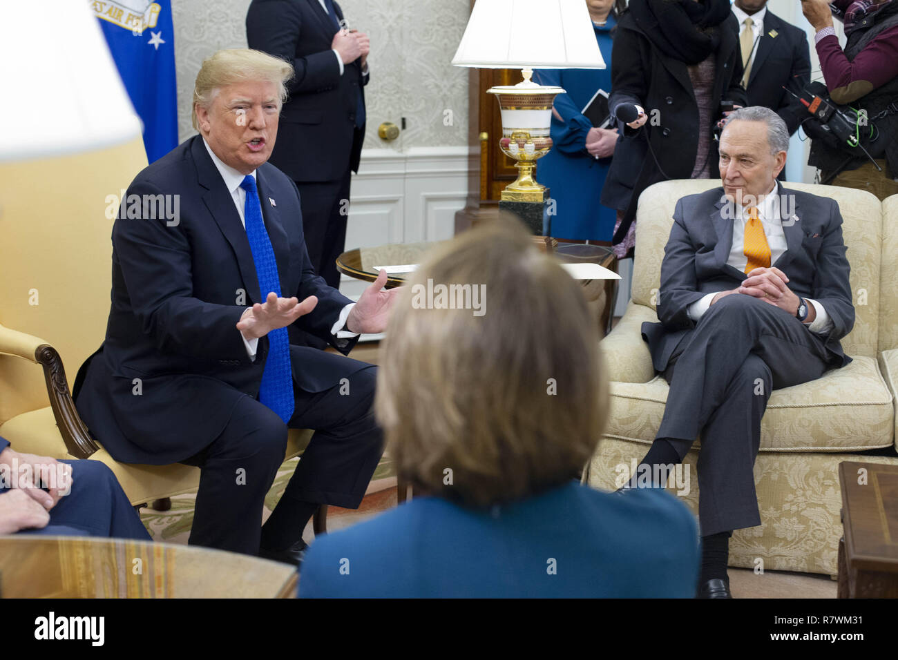 Dezember 11, 2018 - Washington, District of Columbia, USA US-Präsident Donald J. Trumpf (L) trifft sich mit uns Haus Lautsprecher - Nancy Pelosi benennen (C) und die US-Senat Minderheit Leader Chuck Schumer (R), im Oval Office des Weißen Hauses in Washington, DC, USA, 11. Dezember 2018. Trump, Pelosi und Schumer hatte eine Meinungsverschiedenheit über Grenz- und Herunterfahren der Regierung (Bild: © Michael Reynolds/CNP über ZUMA Draht) Stockfoto