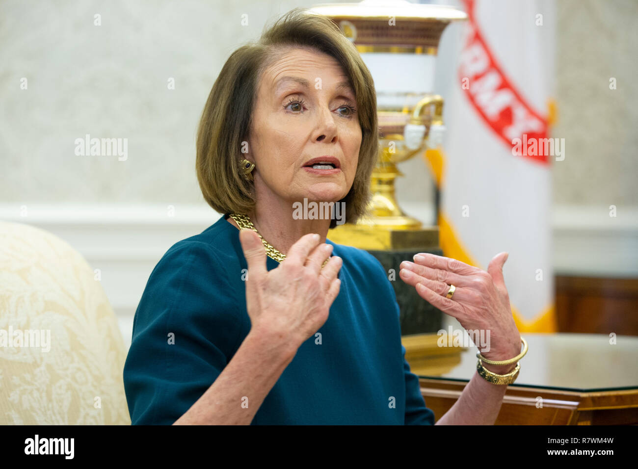 Uns House Speaker designierte Nancy Pelosi spricht bei einem Treffen mit US-Präsident Donald J. Trumpf und US-Senat Minderheit Leader Chuck Schumer, im Oval Office des Weißen Hauses in Washington, DC, USA, 11. Dezember 2018. Trump, Pelosi und Schumer hatte eine Meinungsverschiedenheit über Grenz- und Herunterfahren der Regierung. Quelle: Michael Reynolds/Pool über CNP/MediaPunch Stockfoto