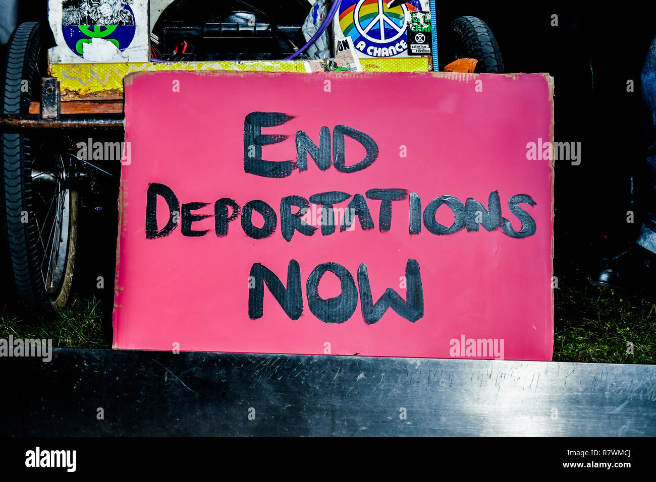 London, England, UK. 11. Dezember 2018: Lesben und Schwule unterstützen die Migranten und Ende der Deportationen Demonstration im Home Office ihre Überzeugungen zu protestieren und ein Ende der brutalen Abschiebeflügen Nachfrage, unmenschlichen unbefristete Inhaftierung, und die feindlichen Umwelt. Bild Capital/Alamy leben Nachrichten Stockfoto