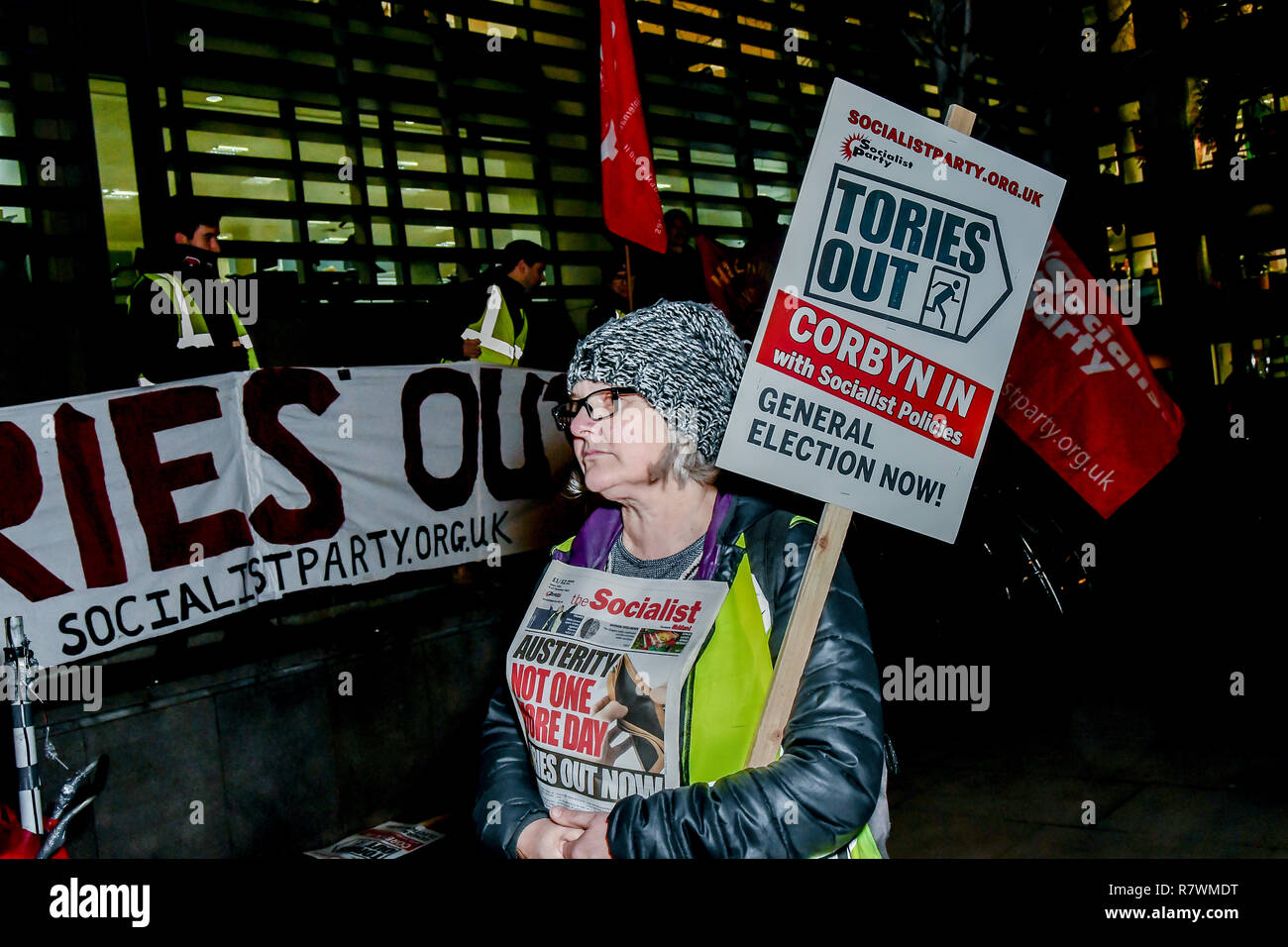 London, England, UK. 11. Dezember 2018: Lesben und Schwule unterstützen die Migranten und Ende der Deportationen Demonstration im Home Office ihre Überzeugungen zu protestieren und ein Ende der brutalen Abschiebeflügen Nachfrage, unmenschlichen unbefristete Inhaftierung, und die feindlichen Umwelt. Bild Capital/Alamy leben Nachrichten Stockfoto