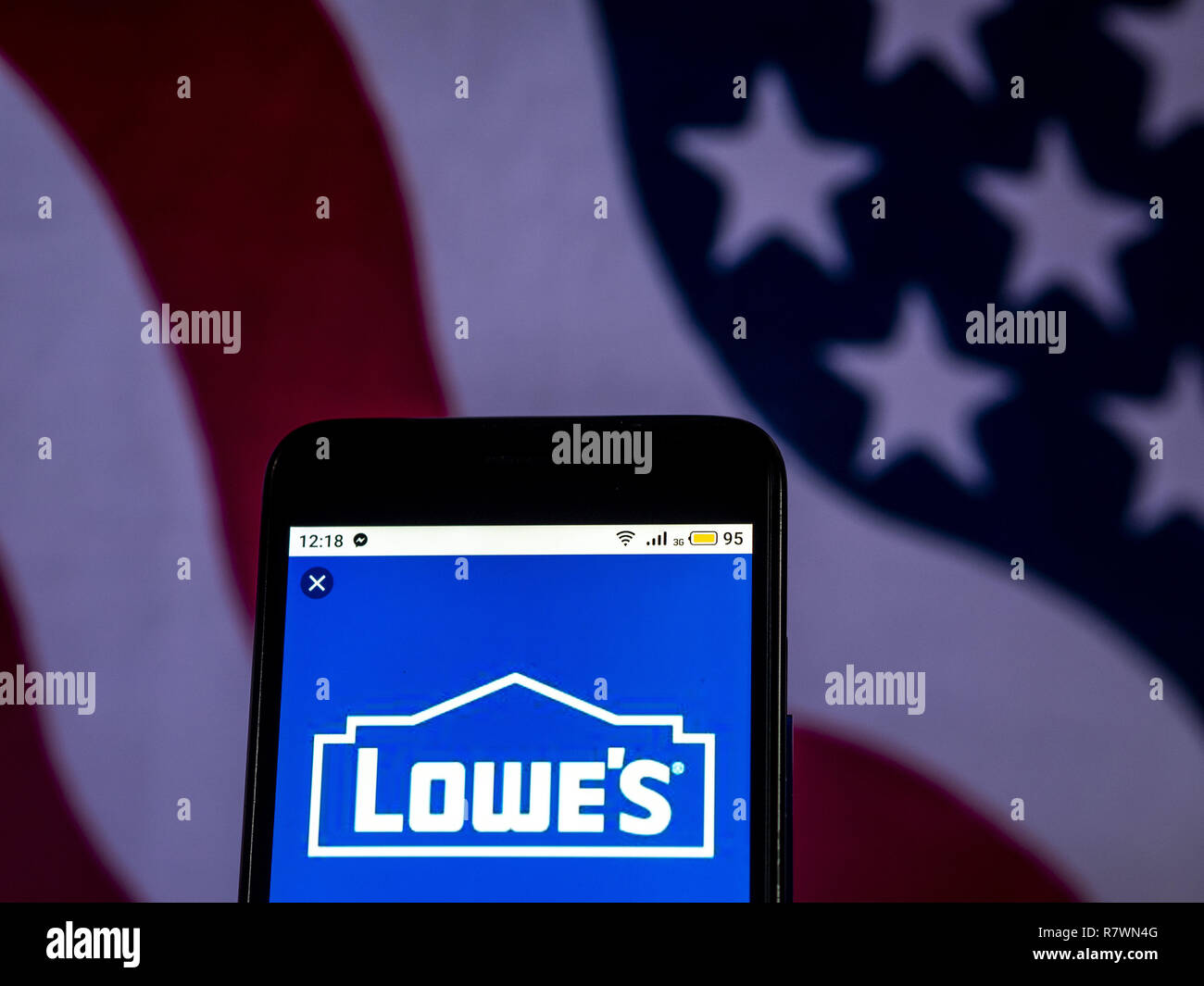 Kiew, Ukraine. 11 Dez, 2018. Lowe's Retail Firmenlogo auf dem Smartphone angezeigt. Quelle: Igor Golovniov/SOPA Images/ZUMA Draht/Alamy leben Nachrichten Stockfoto