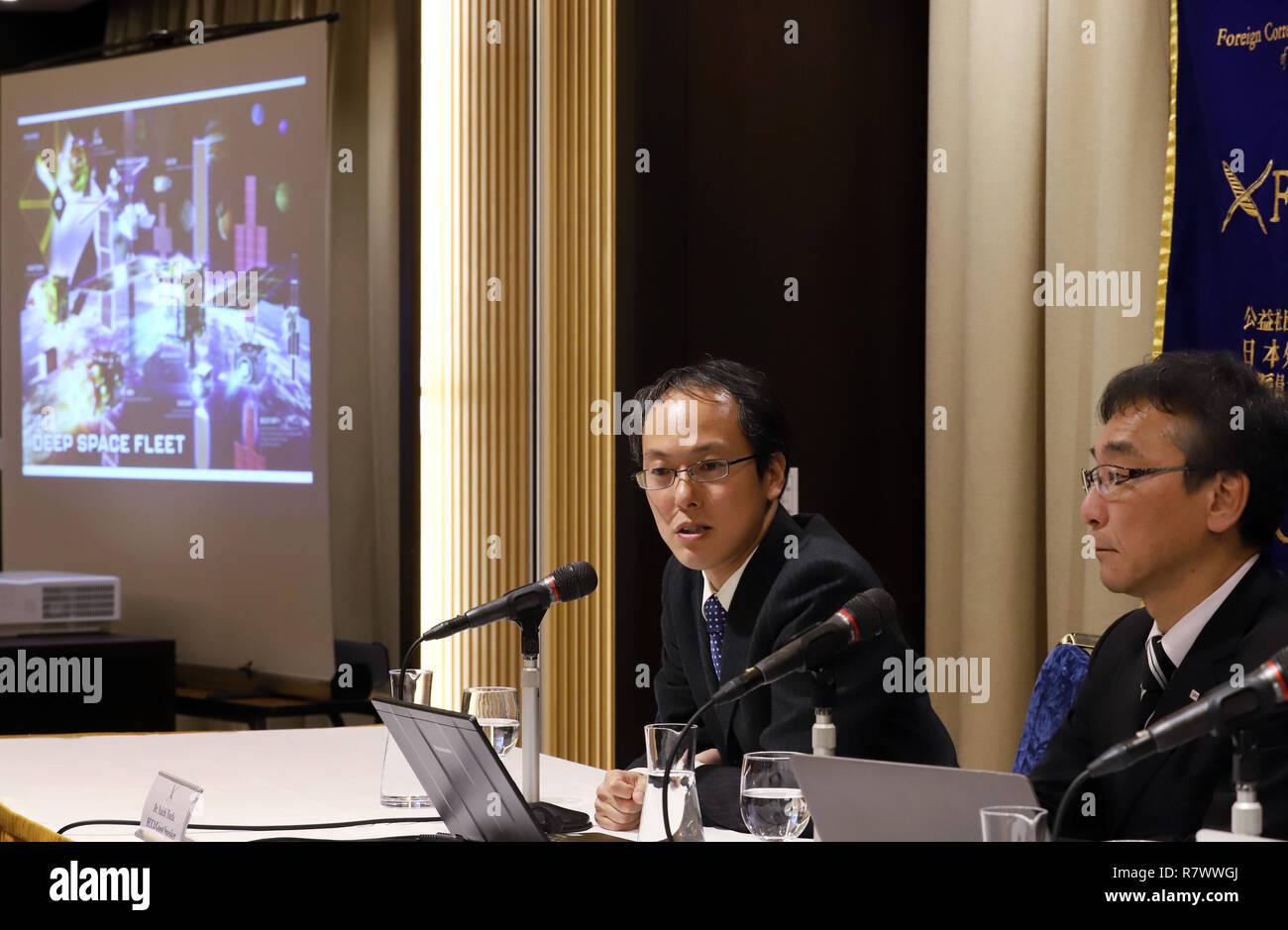 Tokio, Japan. 12 Dez, 2018. Japan Aerospace Exploration Agency (JAXA) vice president Hitoshi Kuninaka (R) und der JAXA Hayabusa 2 Projekt manager Yuichi Tsuda (L) Lage auf Hayabusa 2 Mission der Asteroid Ryugu an der ausländischen Korrespondenten "Club für Japan in Tokio am Mittwoch, Dezember 12, 2018 aktualisiert. Hayabusa 2 kleine Roboter Rover auf Ryugu gute Oberfläche für die Landung im September zu finden, aber sie verschoben Landung der Raumsonde besseren Ort für touch down Punkt Ryugu zu finden. Credit: Yoshio Tsunoda/LBA/Alamy leben Nachrichten Stockfoto