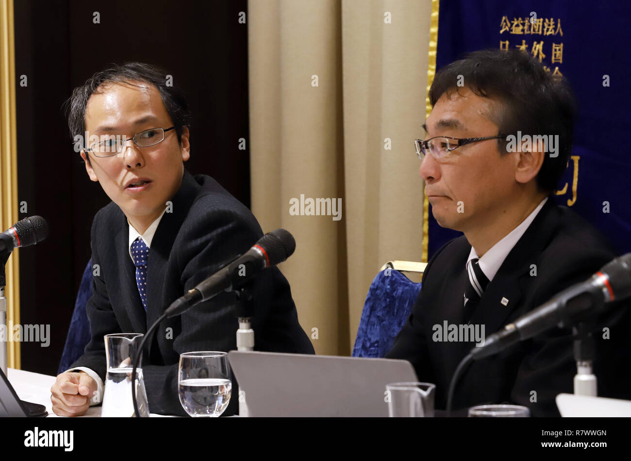 Tokio, Japan. 12 Dez, 2018. Japan Aerospace Exploration Agency (JAXA) vice president Hitoshi Kuninaka (R) und der JAXA Hayabusa 2 Projekt manager Yuichi Tsuda (L) Lage auf Hayabusa 2 Mission der Asteroid Ryugu an der ausländischen Korrespondenten "Club für Japan in Tokio am Mittwoch, Dezember 12, 2018 aktualisiert. Hayabusa 2 kleine Roboter Rover auf Ryugu gute Oberfläche für die Landung im September zu finden, aber sie verschoben Landung der Raumsonde besseren Ort für touch down Punkt Ryugu zu finden. Credit: Yoshio Tsunoda/LBA/Alamy leben Nachrichten Stockfoto