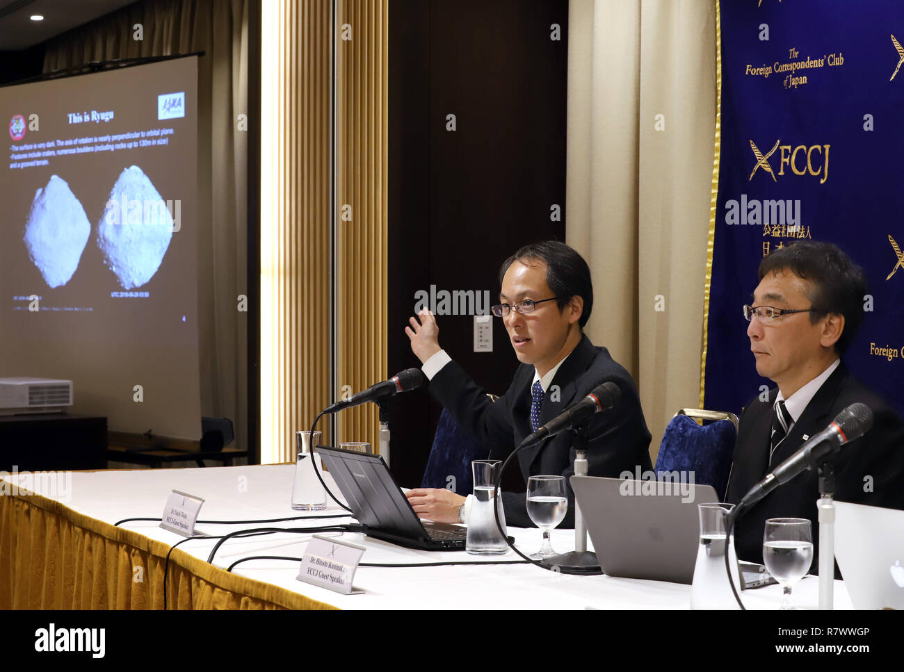 Tokio, Japan. 12 Dez, 2018. Japan Aerospace Exploration Agency (JAXA) vice president Hitoshi Kuninaka (R) und der JAXA Hayabusa 2 Projekt manager Yuichi Tsuda (L) Lage auf Hayabusa 2 Mission der Asteroid Ryugu an der ausländischen Korrespondenten "Club für Japan in Tokio am Mittwoch, Dezember 12, 2018 aktualisiert. Hayabusa 2 kleine Roboter Rover auf Ryugu gute Oberfläche für die Landung im September zu finden, aber sie verschoben Landung der Raumsonde besseren Ort für touch down Punkt Ryugu zu finden. Credit: Yoshio Tsunoda/LBA/Alamy leben Nachrichten Stockfoto