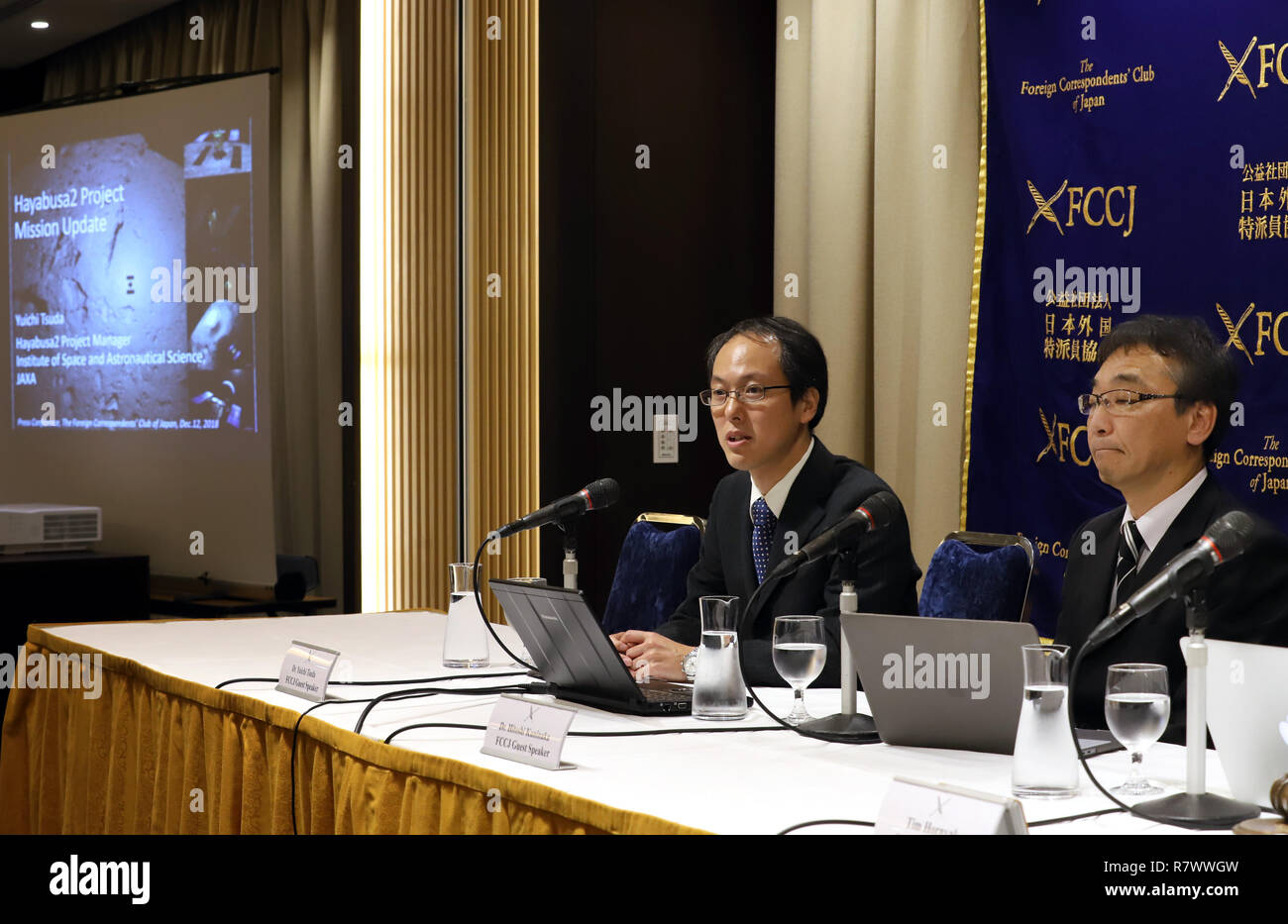 Tokio, Japan. 12 Dez, 2018. Japan Aerospace Exploration Agency (JAXA) vice president Hitoshi Kuninaka (R) und der JAXA Hayabusa 2 Projekt manager Yuichi Tsuda (L) Lage auf Hayabusa 2 Mission der Asteroid Ryugu an der ausländischen Korrespondenten "Club für Japan in Tokio am Mittwoch, Dezember 12, 2018 aktualisiert. Hayabusa 2 kleine Roboter Rover auf Ryugu gute Oberfläche für die Landung im September zu finden, aber sie verschoben Landung der Raumsonde besseren Ort für touch down Punkt Ryugu zu finden. Credit: Yoshio Tsunoda/LBA/Alamy leben Nachrichten Stockfoto