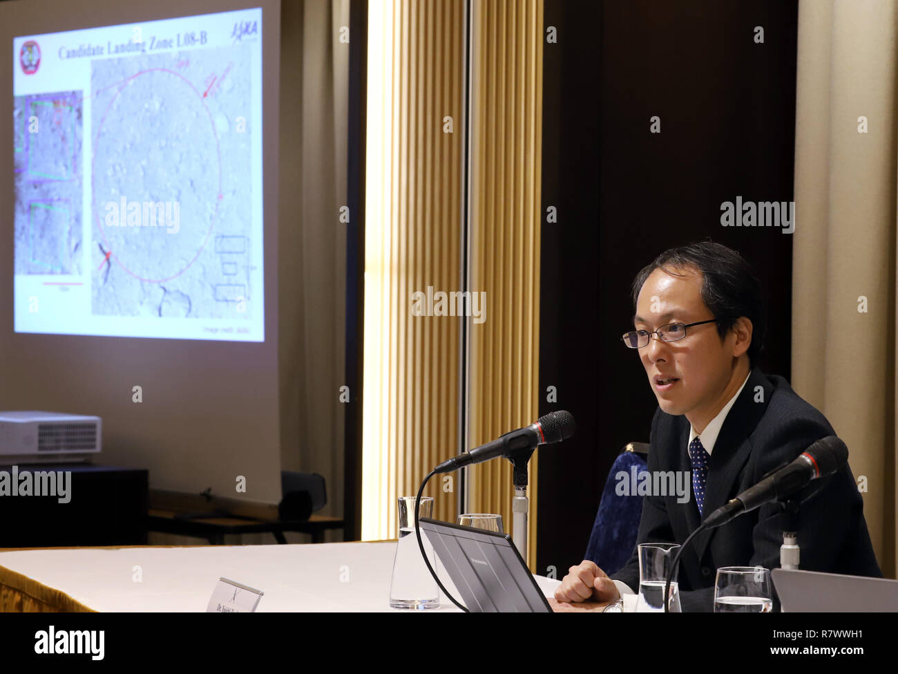 Tokio, Japan. 12 Dez, 2018. Japan Aerospace Exploration Agency (JAXA) Hayabusa 2 Projekt manager Yuichi Tsuda spricht aktualisiert Situation auf Hayabusa 2 Mission der Asteroid Ryugu an der ausländischen Korrespondenten "Club für Japan in Tokio am Mittwoch, 12. Dezember 2018. Hayabusa 2 kleine Roboter Rover auf Ryugu gute Oberfläche für die Landung im September zu finden, aber sie verschoben Landung der Raumsonde besseren Ort für touch down Punkt Ryugu zu finden. Credit: Yoshio Tsunoda/LBA/Alamy leben Nachrichten Stockfoto