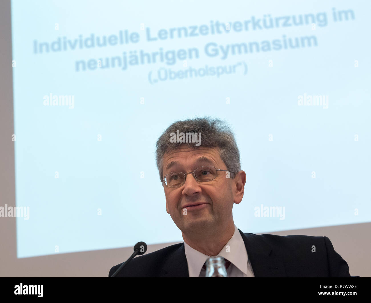 12. Dezember 2018, Bayern, München: Michael Piazolo (Freie Wähler), Bayerischer Staatsminister für Unterricht und Kultur, spricht bei einer Pressekonferenz auf der geplanten "fast lane" an der neunjährigen Gymnasium. Die so genannte individuelle Verkürzung der Lernzeit soll Schülerinnen und Schülern die Möglichkeit zu geben, ihr Abitur nach acht Schuljahren vollständig wie zuvor. Foto: Peter Kneffel/dpa Stockfoto