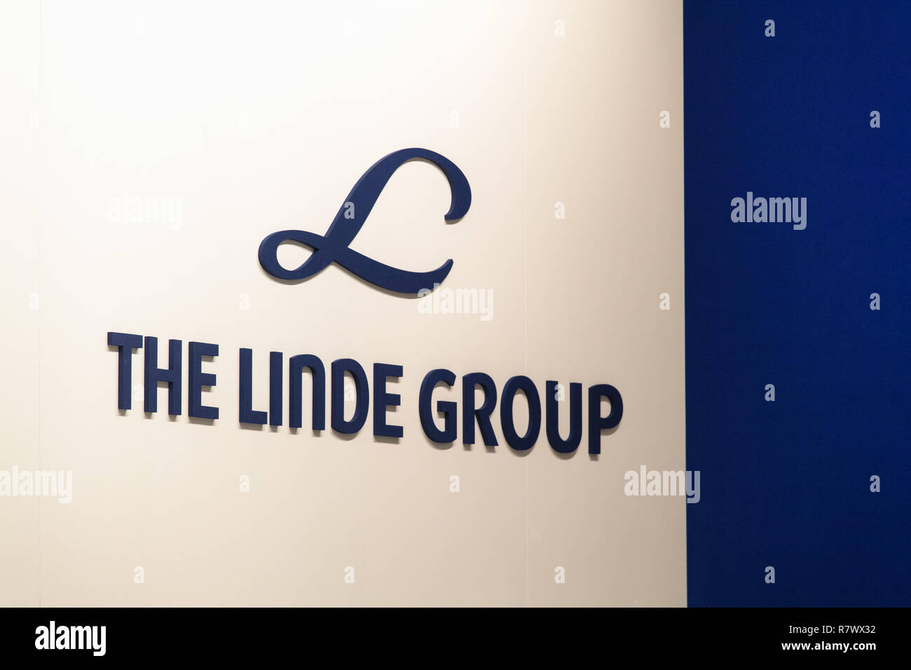 12 Dezember 2018 Bayern Munchen Das Linde Logo Mit Dem Schriftzug The Linde Group Auf Der Buhne Im Hintergrund Auf Einer Ausserordentlichen Hauptversammlung Der Linde Ag Gesehen Werden Kann Nach Der Fusion