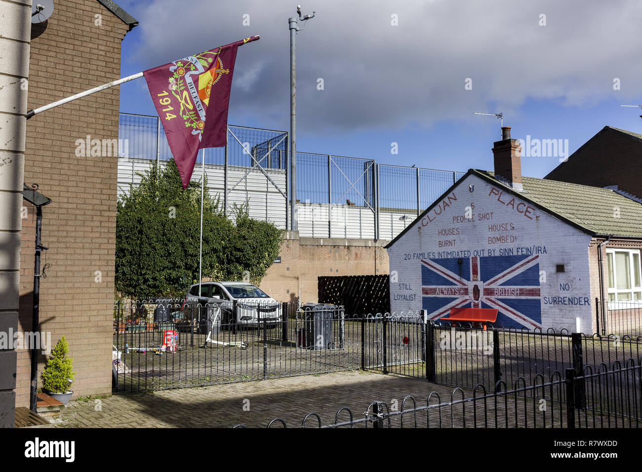 Die Fahnen der pro-britischen Ulster Volunteer Force (UVF) Welle in einem pro-britischen Teil von Belfast in Nordirland, 27. Februar 2017. Mächtige Mauern und Zäune aus Metall Schlange durch Belfast, einige über zwölf Meter hoch und gekrönt von Stacheldraht. Sie getrennte Wohngebiete von einander, in gerader Linie oder in einem Zick-Zack-Kurs. Die Katholiken leben auf der einen Seite, die Protestanten auf der anderen. Foto: Mariusz Smiejek/dpa | Verwendung weltweit Stockfoto